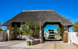 Eingang zum Etosha-Nationalpark  (22.275 km² groß )