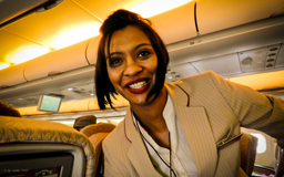 freundliche Stewardess von Emirates
